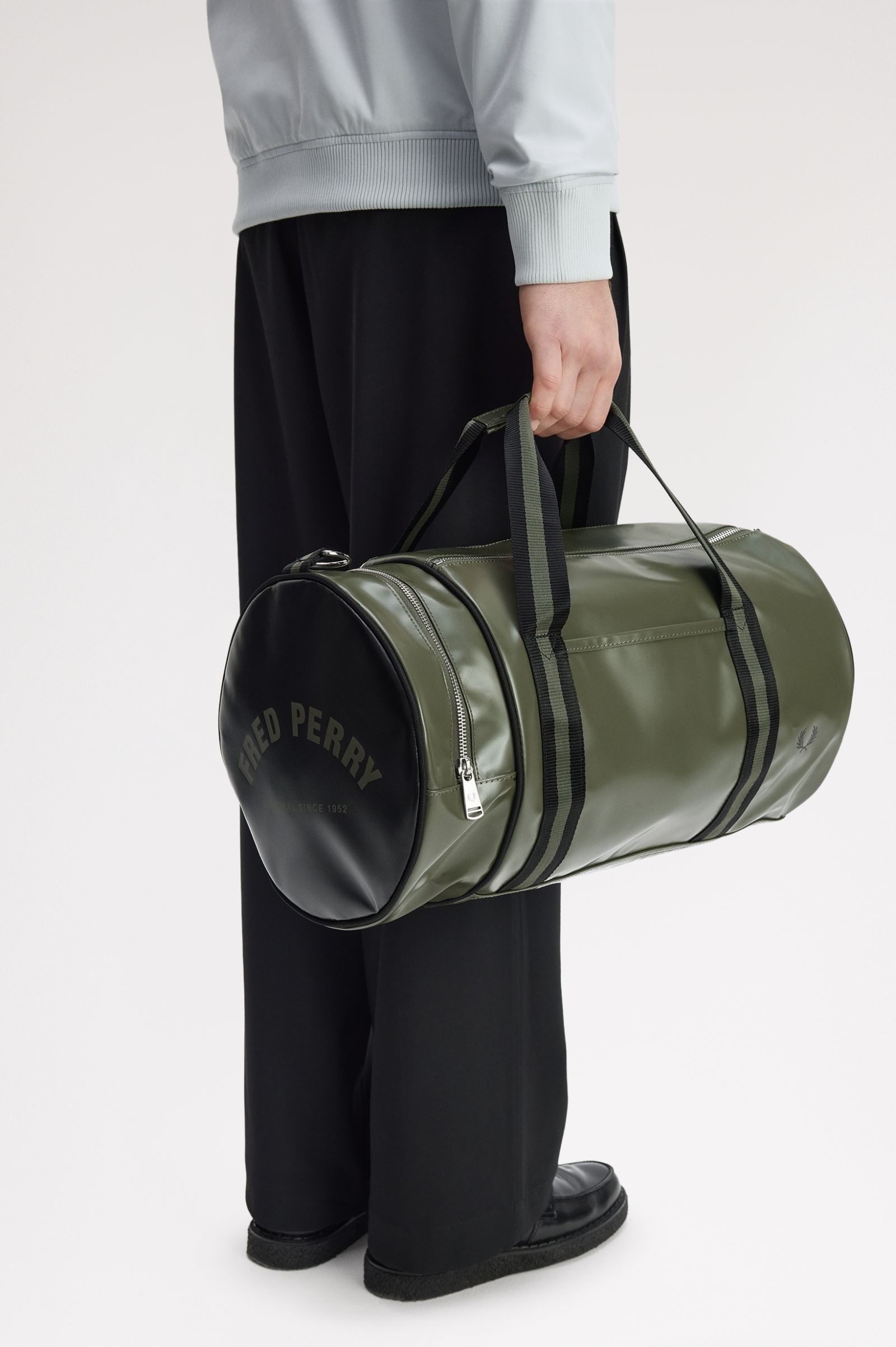Fred Perry Classic Barrel Bag (Laurelwreath Green/Black) 