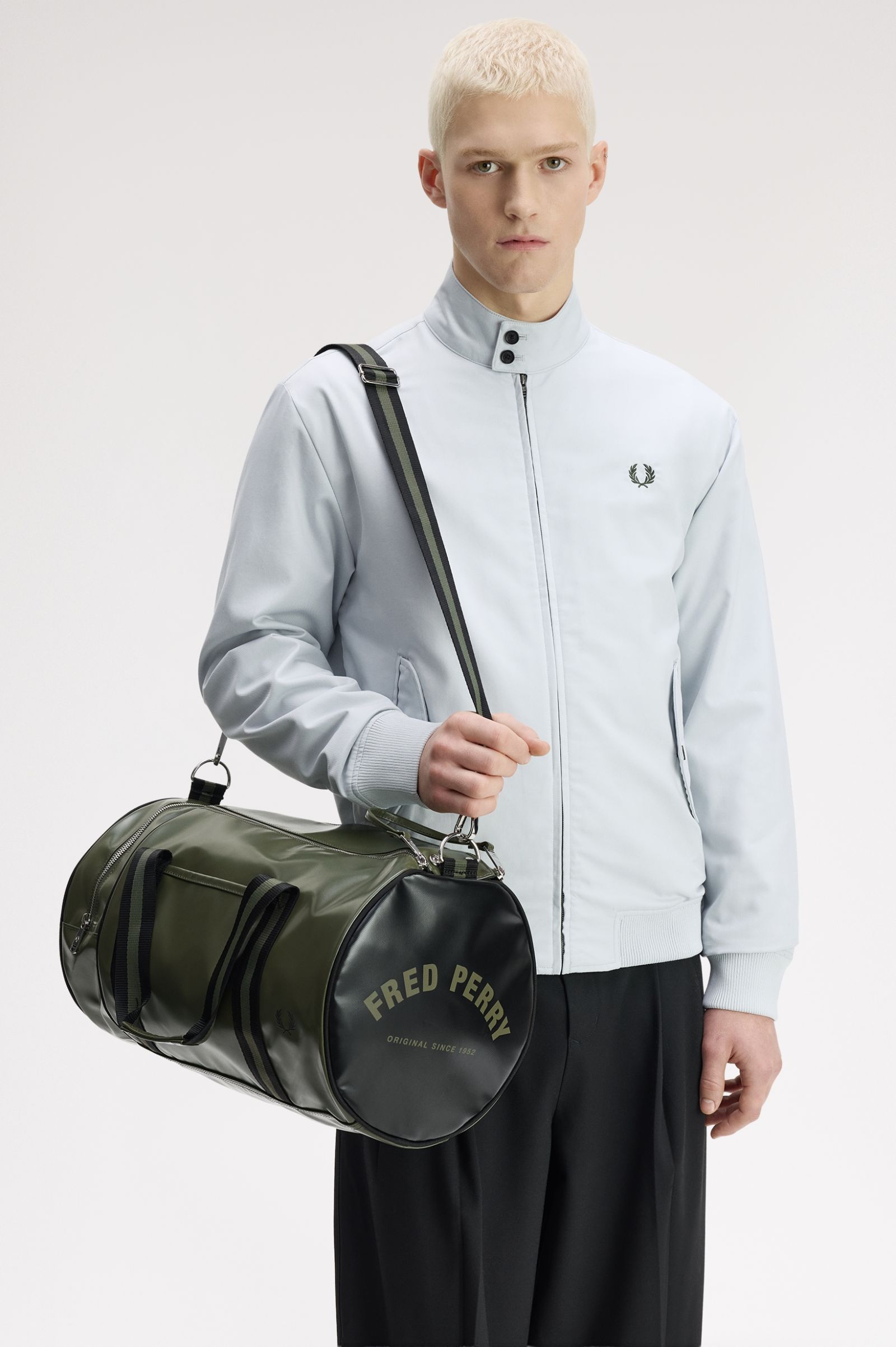 Fred Perry Classic Barrel Bag (Laurelwreath Green/Black) 