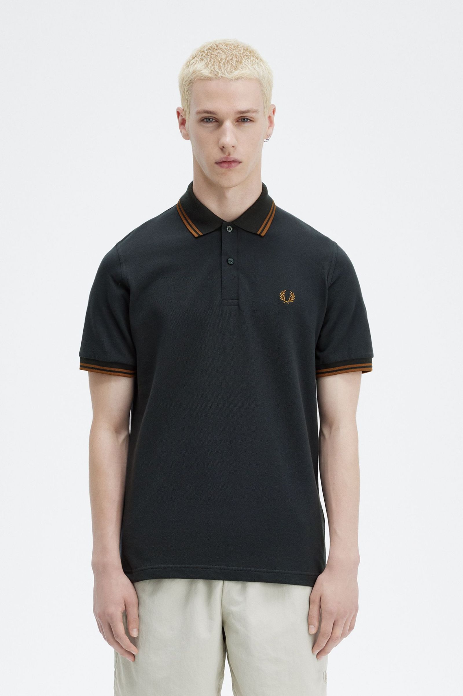 Fred Perry Twin Tipped Poloshirt M12 in Night Green / Dark Caramel