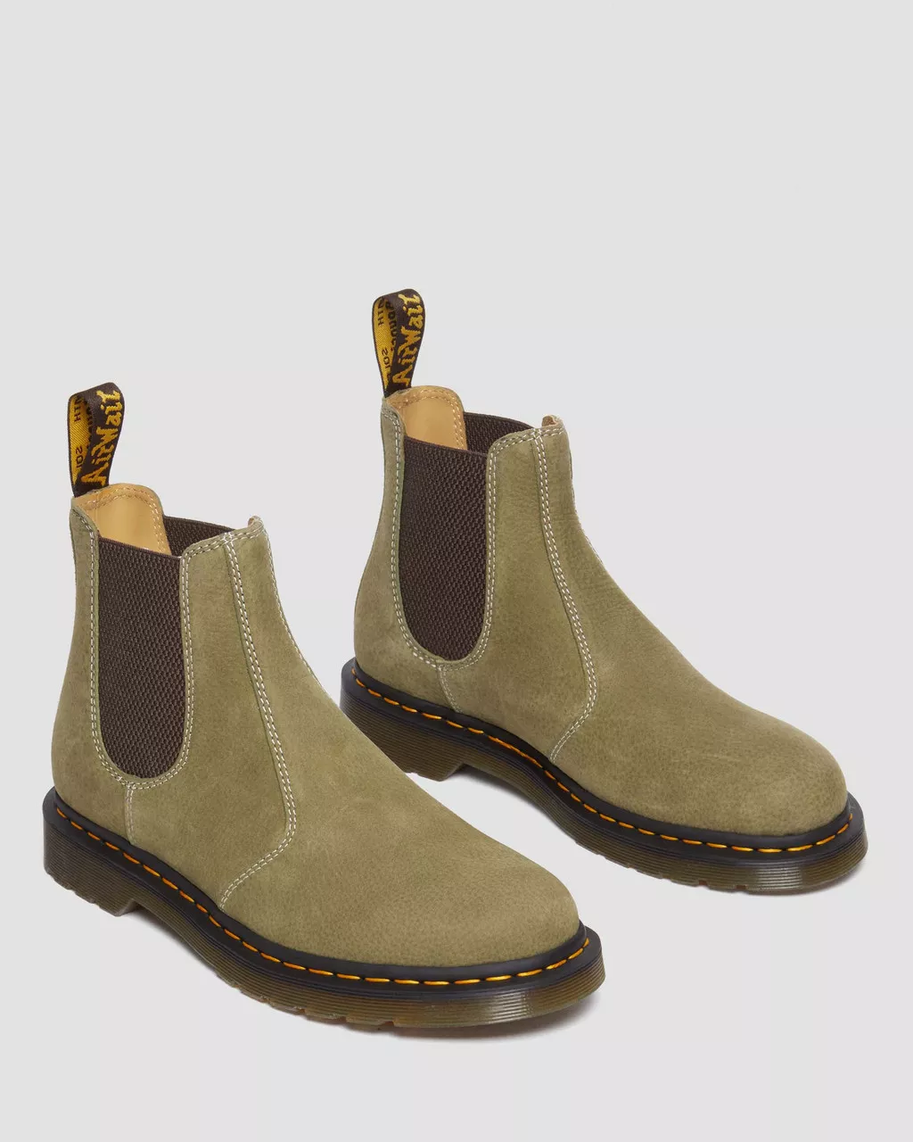 Dr. Martens 2976 Tumbled Nubuck Leder Chelsea Boots in Muted Olive 