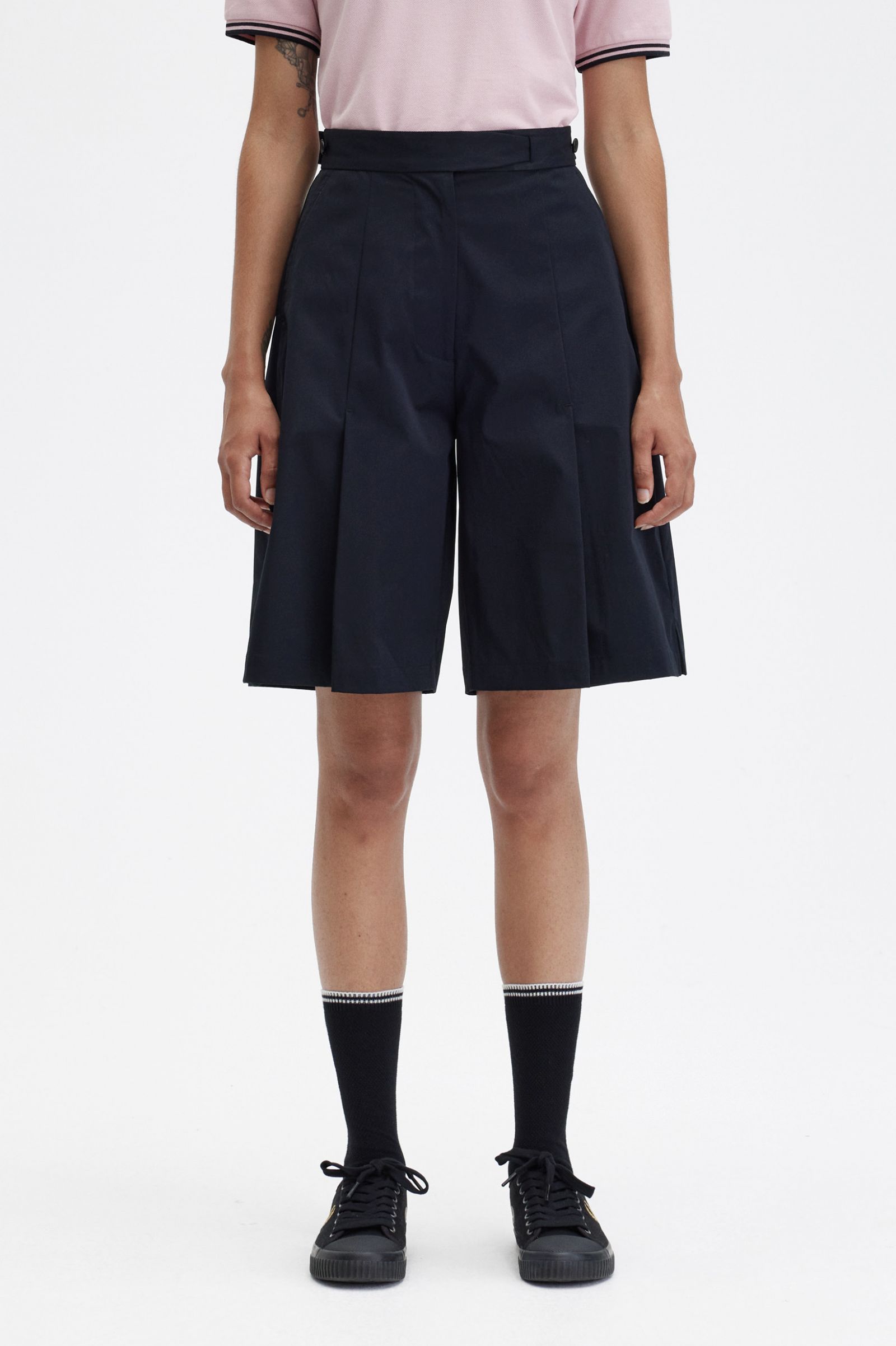 Fred Perry Pleated Shorts in Black